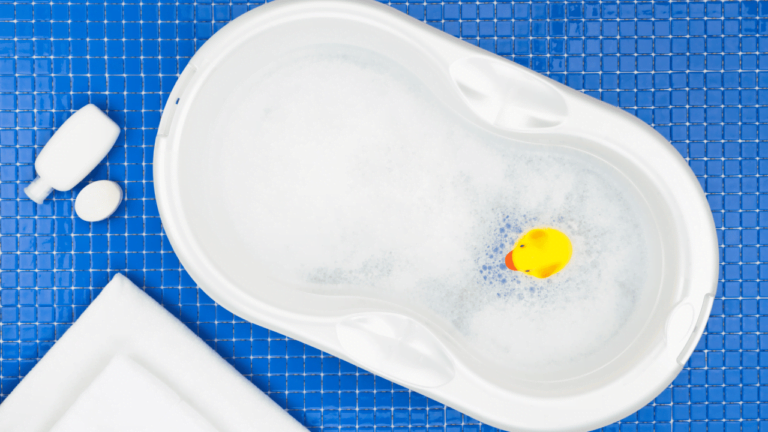 sabonete líquido para o banho do recém nascido. banho em recém-nascido