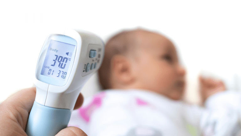 criança com febre