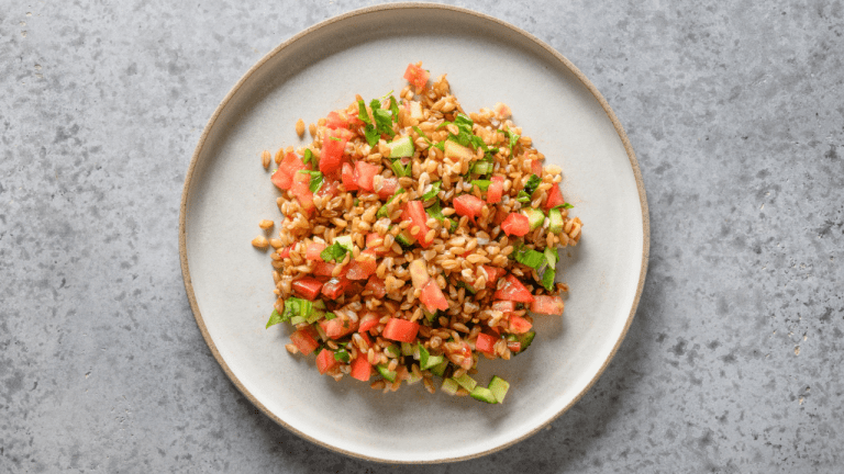 prato de cerâmica com salada de trigo e tomate picados no centro