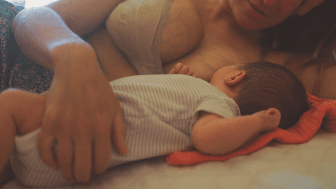 Leia mais sobre o artigo Mamada dos sonhos realmente ajuda o bebê a dormir a noite toda?