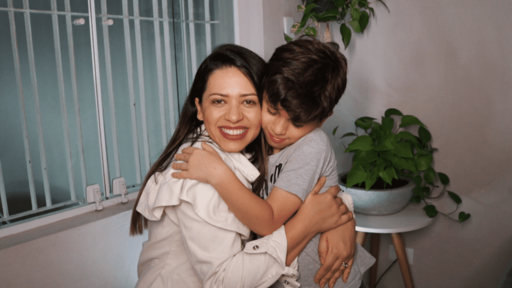 Giliane e Gustavo mostrando como fazer massagem relaxante no bebê