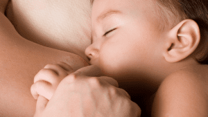Leia mais sobre o artigo O que fazer quando meu bebê dorme no meio da mamada?