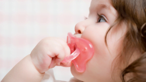 Leia mais sobre o artigo Sucção não-nutritiva em bebês: prós e contras