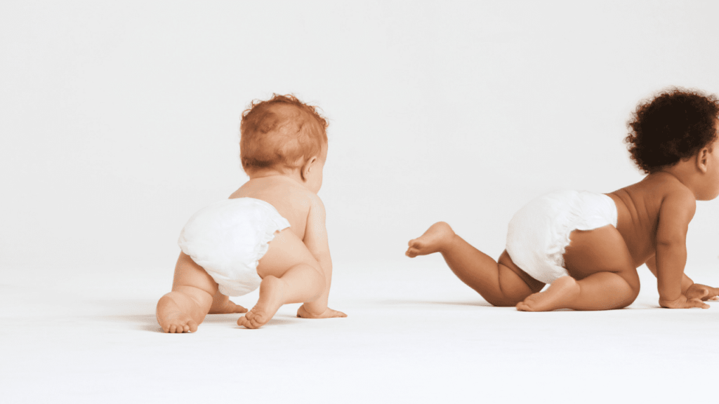 Com quantos meses o bebê começa a engatinhar e andar?