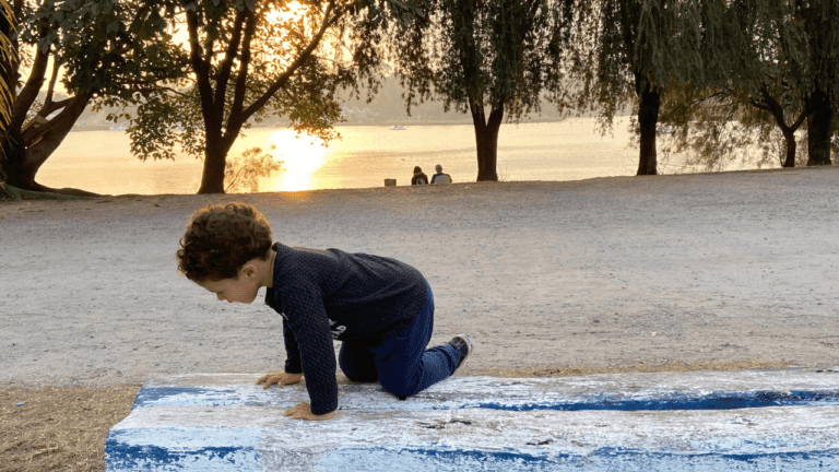 com quantos meses o bebê começa a engatinhar