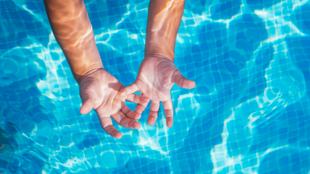 bebês na piscina