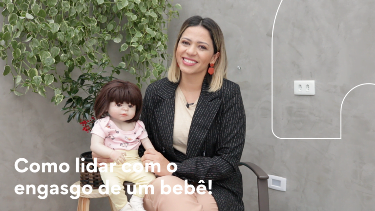o que fazer quando o bebe engasga